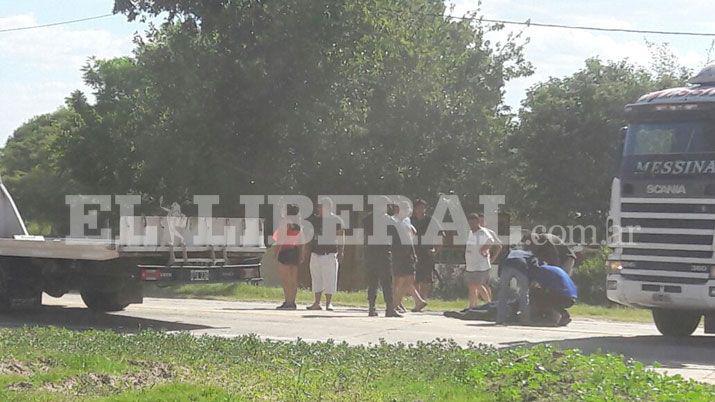 Buscan a sujeto que embistioacute a un policiacutea a bordo de un auto robado