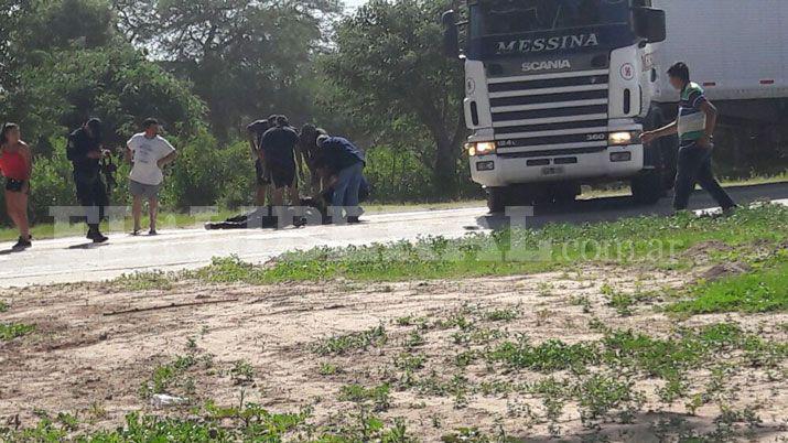 Buscan a sujeto que embistioacute a un policiacutea a bordo de un auto robado