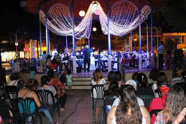 La Orquesta Infanto Juvenil presentoacute los claacutesicos villancicos navidentildeos en la plaza Libertad