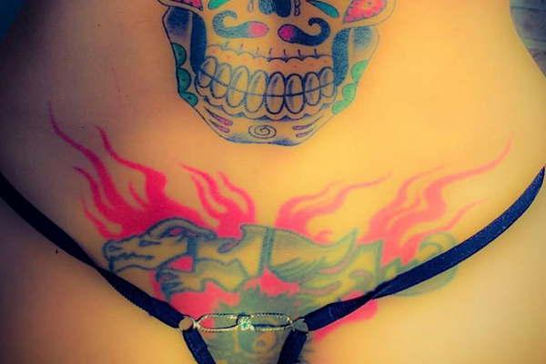 Daniela Cardone mostroacute sus tatuajes con una tanga