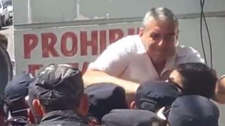 Video- el secretario de DDHH de Santa Cruz golpeoacute a policiacuteas en Jujuy
