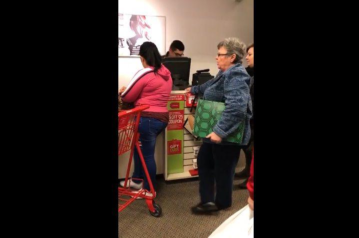 Anciana recrimina a dos latinas en un negocio- Hablen ingleacutes estaacuten en EEUU