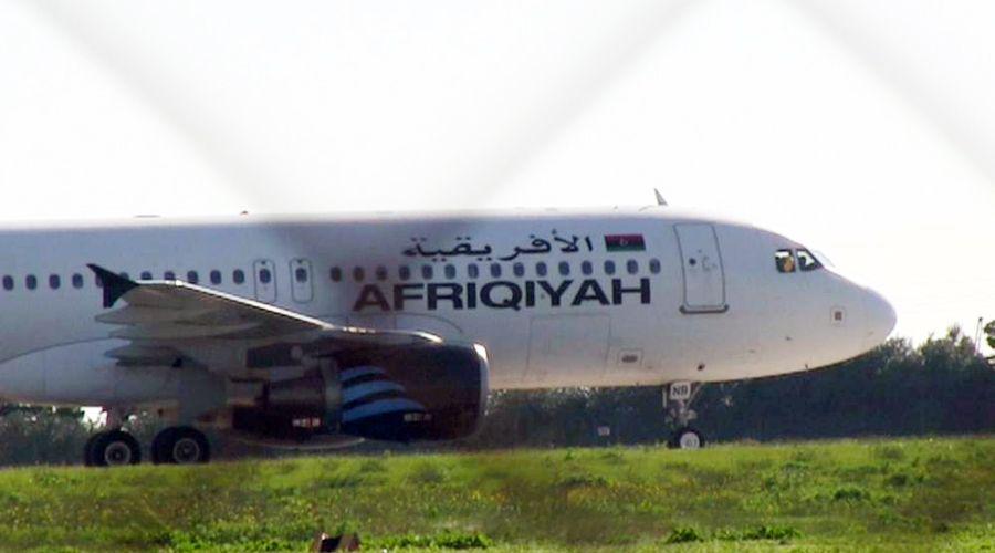 Secuestraron un avioacuten en Libia con 118 personas a bordo