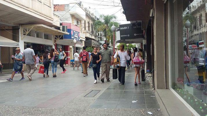 Los santiaguentildeos salieron de compras en un viernes en el que el calor dio un respiro