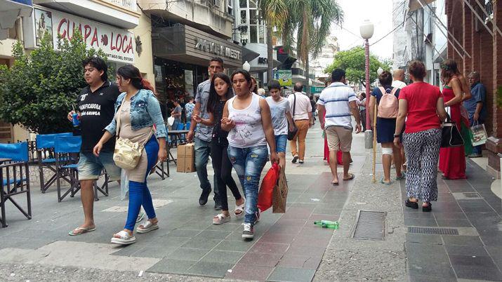 Los santiaguentildeos salieron de compras en un viernes en el que el calor dio un respiro