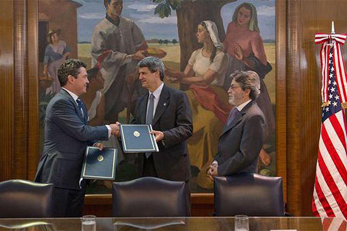Los representantes de los dos países firmaron el convenio