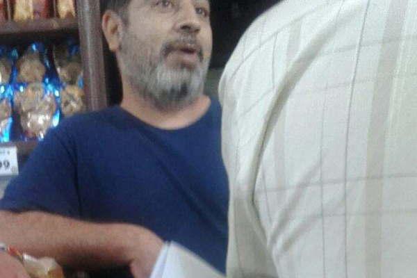 Detienen a un inescrupuloso comerciante que reteniacutea las tarjetas sociales a beneficiarios
