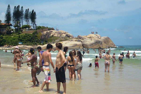 Salud brindoacute recomendaciones para  los santiaguentildeos que viajen a Brasil