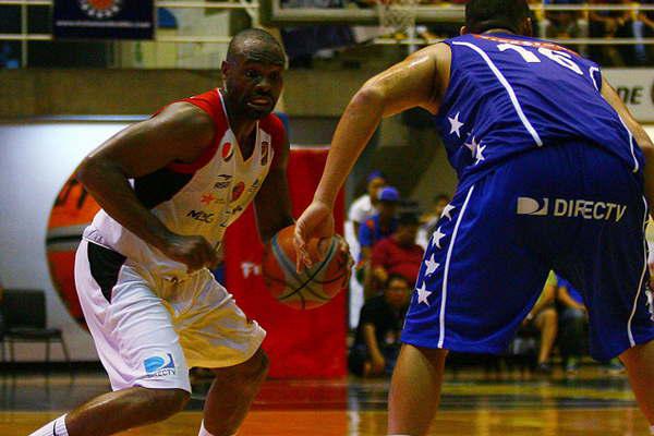 El escolta extranjero Carl Elliot llega en lugar de Elsener