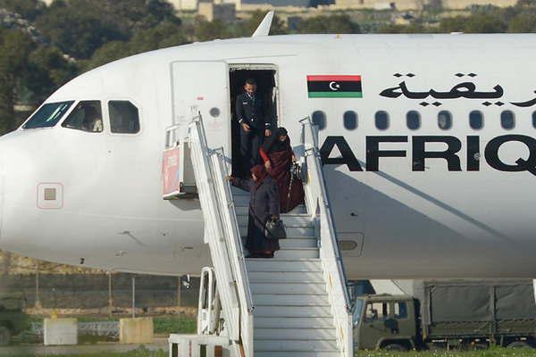 Dos libios secuestraron un avioacuten forzaron su aterrizaje en Malta y se entregaron