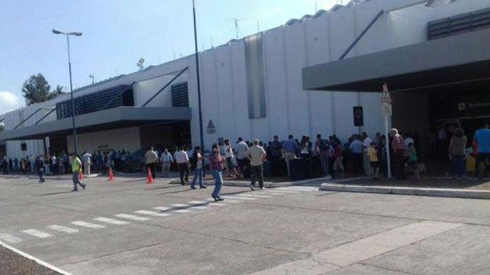 Otra vez cerraron el aeropuerto de Tucumaacuten por amenaza de bomba