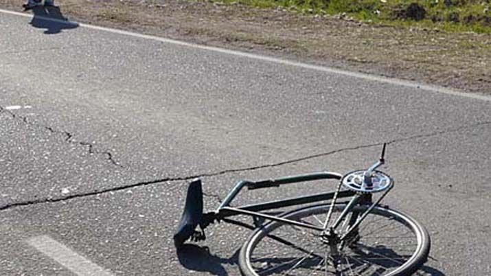 Una ciclista terminoacute en el Regional tras ser embestida por una moto