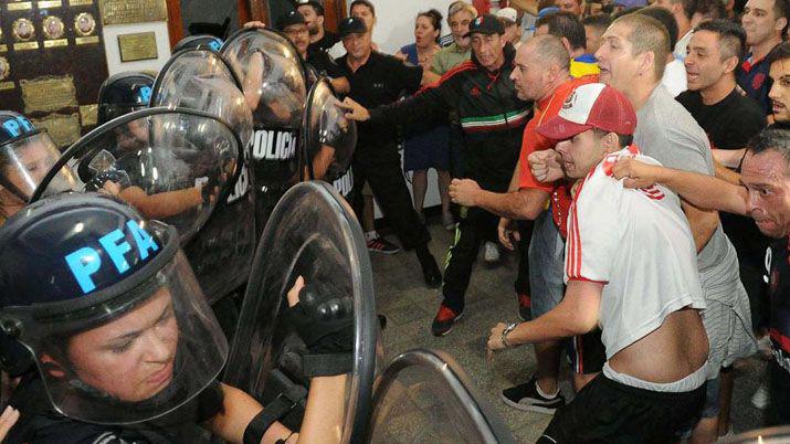 Buenos Aires- incidentes frente a una comisaría de Flores