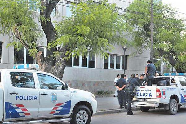 Albantildeil fue a trabajar y su primo con su amigo de fuacutetbol abusaron de su esposa