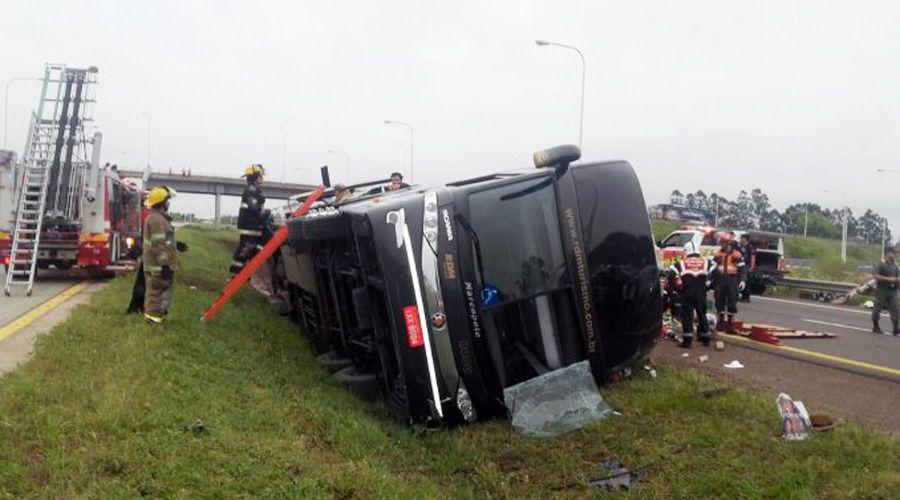 Entre Riacuteos- al menos dos muertos al volcar un micro