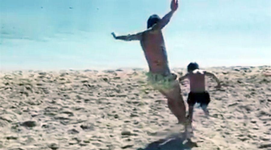 Video- Papu Goacutemez casi fractura a su hijo en la playa