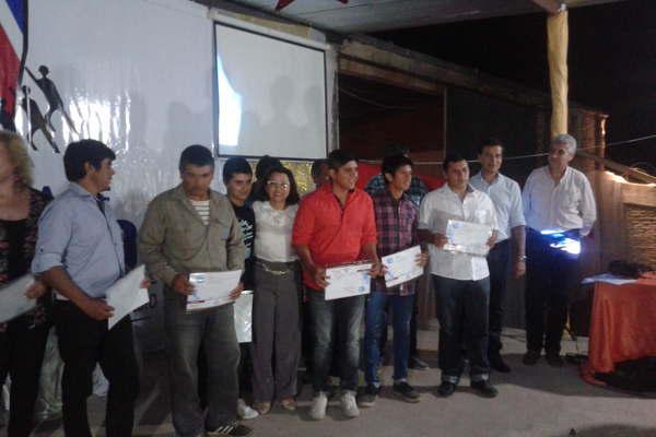 Pobladores de Bandera Bajada recibieron diplomas de fin de curso