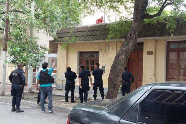 Una mujer amenazoacute con arrojarse al vaciacuteo desde 4 metros