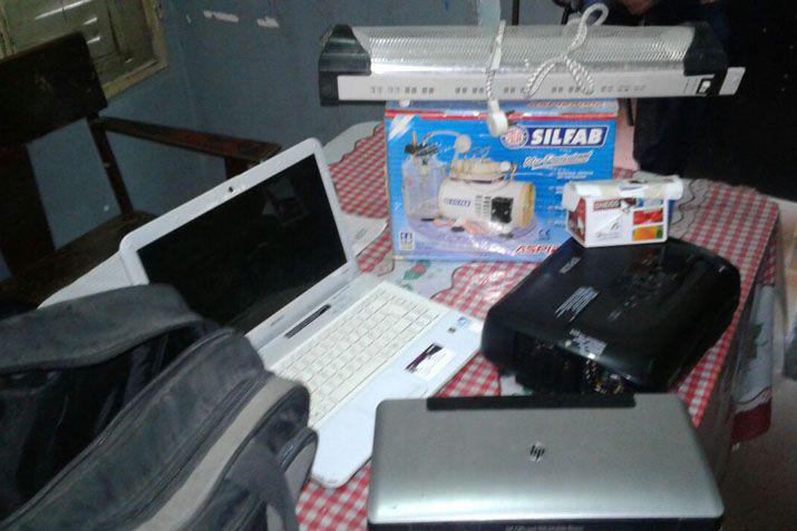 La policiacutea los descubrioacute robando y escaparon abandonando los bienes