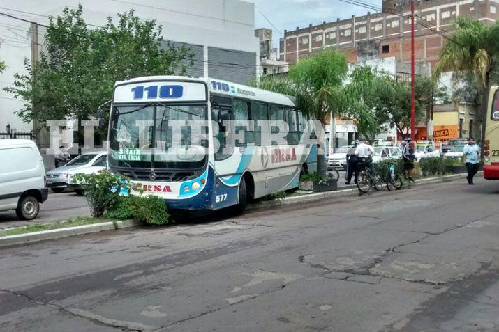 Un colectivo se quedoacute sin frenos y casi cruza de carril en plena Belgrano