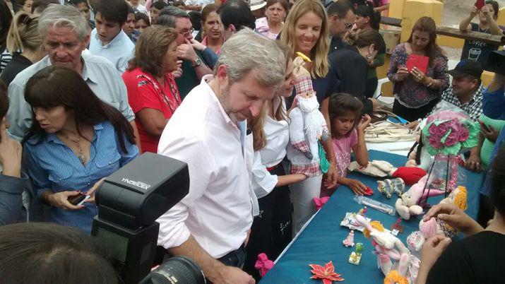 Rogelio Frigerio junto a la gobernadora Claudia de Zamora visitando la feria de productos de pequeños emprendedores