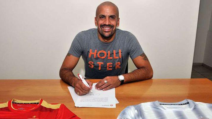 La Brujita firmando su contrato como jugador siendo presidente de Estudiantes