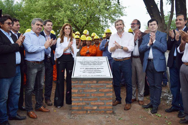 La gobernadora y Frigerio dieron inicio formal a la obra del azud en Cruz Bajada