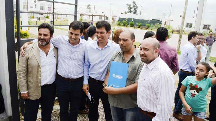 El intendente Mirolo junto a funcionarios haciendo entrega de una vivienda