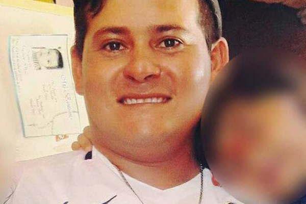 Motociclista muere al chocar con colectivo cuando iba con su esposa e hija