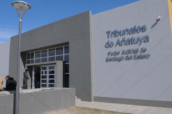 Mecaacutenico le poniacutea precio al abusar de dos hijastras