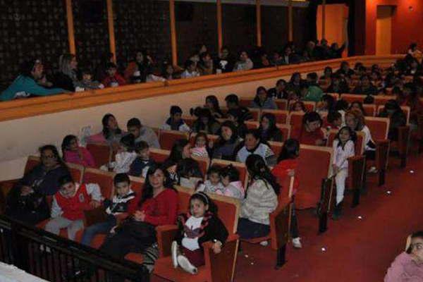 Con horario de verano y las peliacuteculas maacutes taquilleras del 2016 se renueva la cartelera del cine Renzi