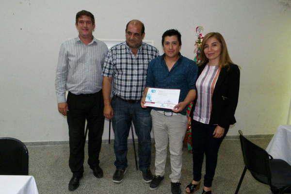 Entregaron certificados a egresados de cursos de la Unse en Ojo de Agua