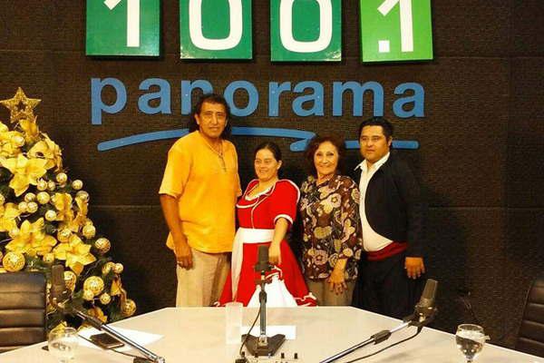 Danzas y muacutesica de Santiago  en los estudios de Radio Panorama  