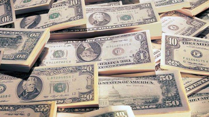 El dólar cotiza estable a 1590