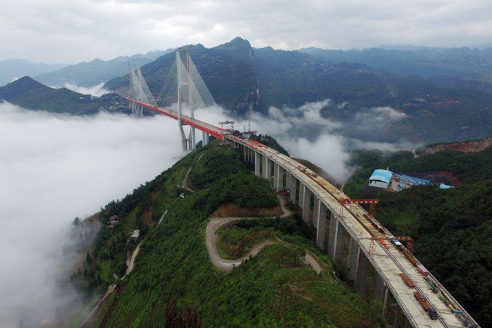 Ms de 1000 ingenieros y técnicos participaron en la construcción