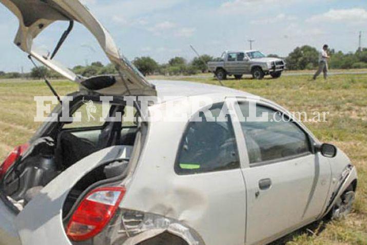 Los ocupantes del auto fueron auxiliados por personal policial