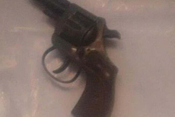 Detenido por portacioacuten ilegiacutetima de un revoacutelver