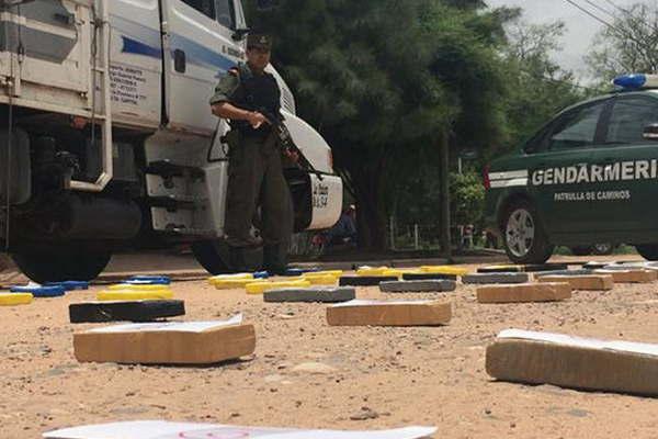 Gendarmeriacutea incautoacute 68 kilos de cocaiacutena ocultos en un camioacuten