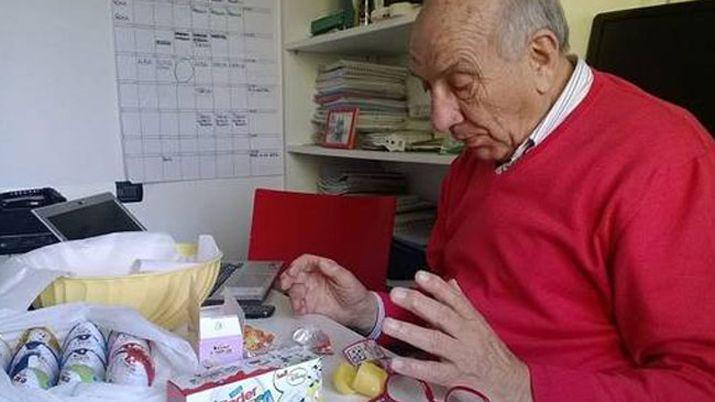 Williams Salice junto a su creación el Kinder Sorpresa