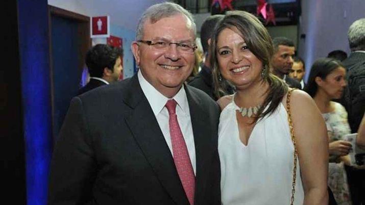 La foto del embajador asesinado con su mujer presunta autora intelectual del hecho