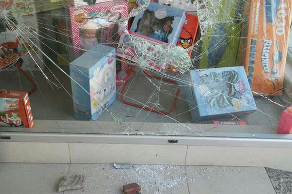 Rompioacute la vidriera de un conocido comercio y roboacute juguetes 