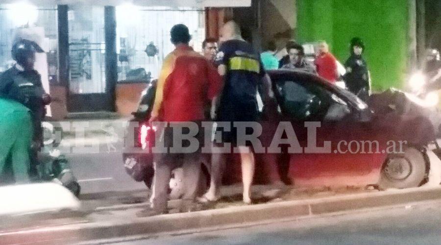 Dos mujeres sufrieron heridas al estrellar su auto contra la isleta de Av Belgrano