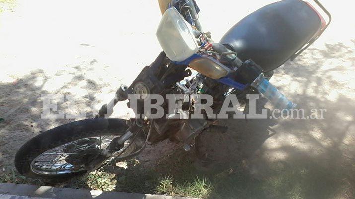 Así quedó la moto del joven tras el accidente