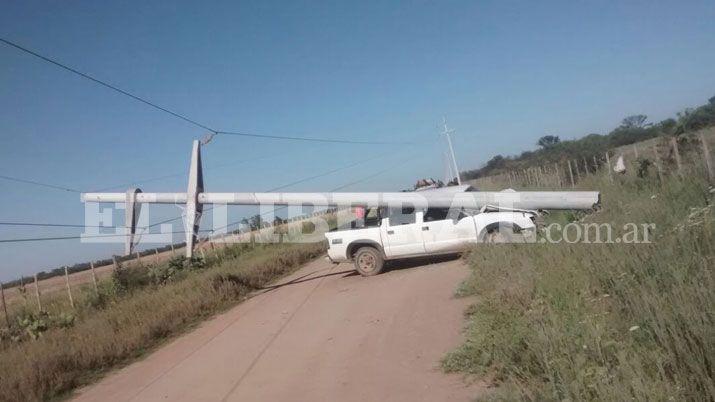 Camioneta chocoacute un poste de media tensioacuten y provocoacute cortes de luz