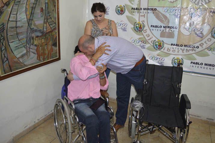 La Municipalidad de La Banda donó una silla de ruedas motorizada al joven Exequiel Ávila 