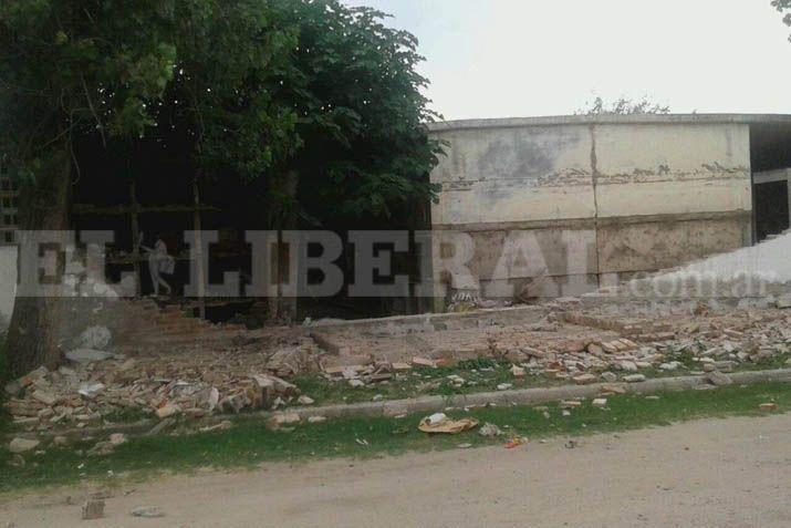 Preocupacioacuten en La Banda por derrumbe de pared de cementerio