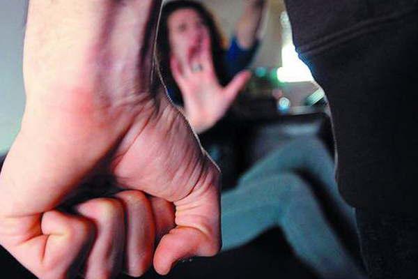 La golpeó y la abandonó en la ruta