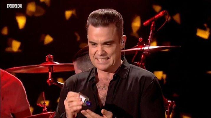 Robbie Williams tuvo un poleacutemico gesto con sus fans durante un recital