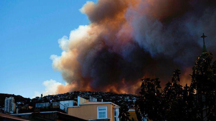 Alerta roja en Chile por un incendio en Valparaíso