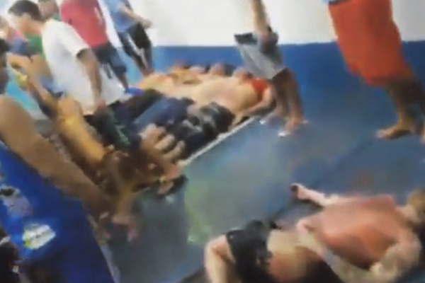 Maacutes de 50 reclusos muertos en una sangrienta revuelta carcelaria en tres caacuterceles brasilentildeas